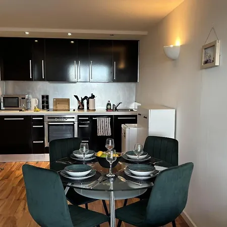 Stylish Centre With 2 Balconies *