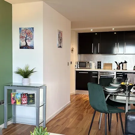Stylish Centre With 2 Balconies *